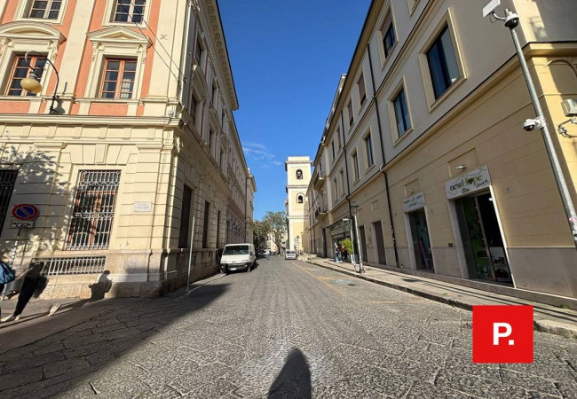 Locale commerciale in affitto a Caserta