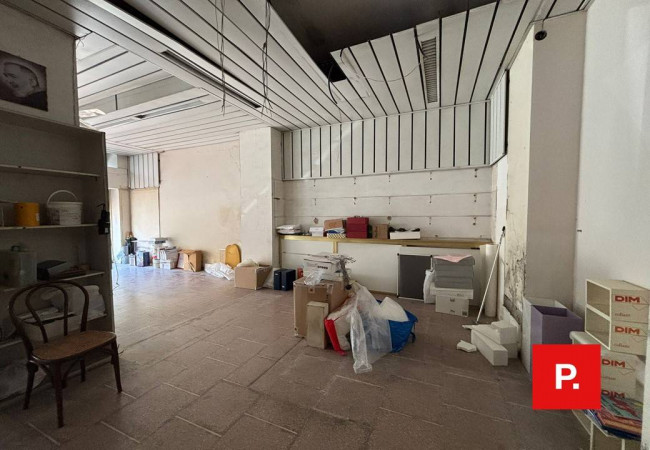 Locale commerciale in affitto a Caserta