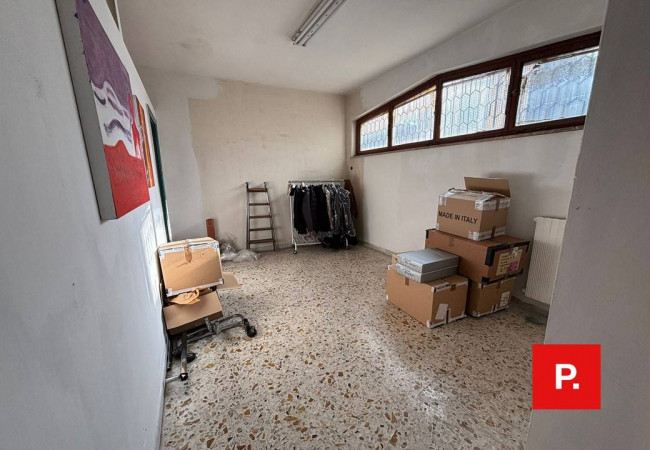 Locale commerciale in affitto a Caserta