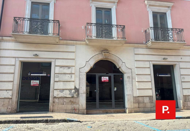 Locale commerciale in affitto a Caserta