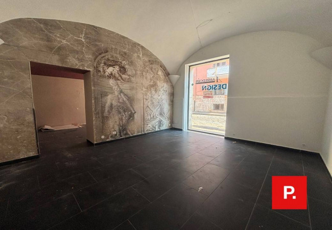 Locale commerciale in affitto a Caserta