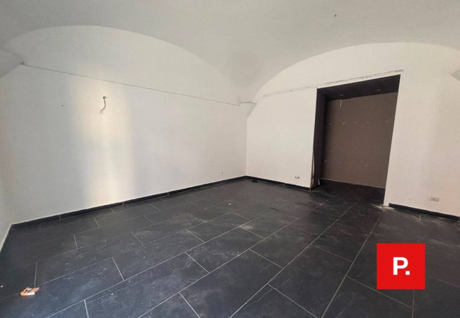 Locale commerciale in affitto a Caserta