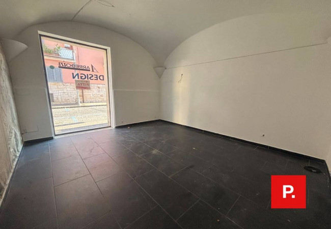 Locale commerciale in affitto a Caserta