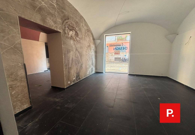 Locale commerciale in affitto a Caserta
