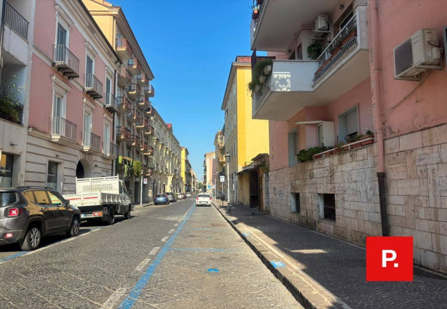 Locale commerciale in affitto a Caserta