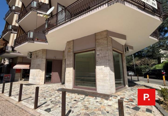 Locale commerciale in affitto a Santa Maria Capua Vetere