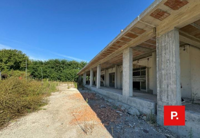 Locale commerciale in vendita a Calvi Risorta
