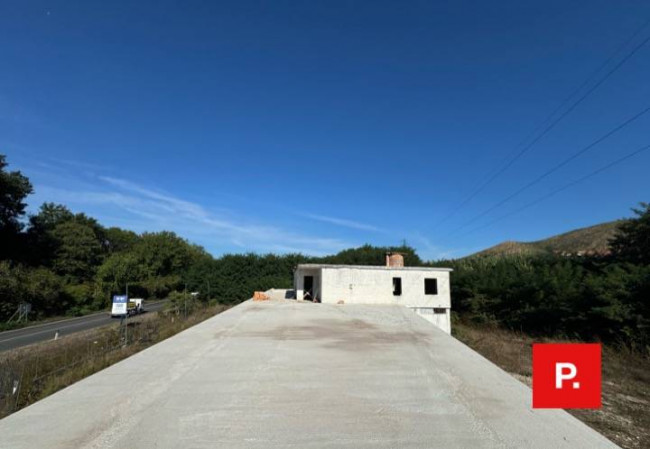 Locale commerciale in vendita a Calvi Risorta