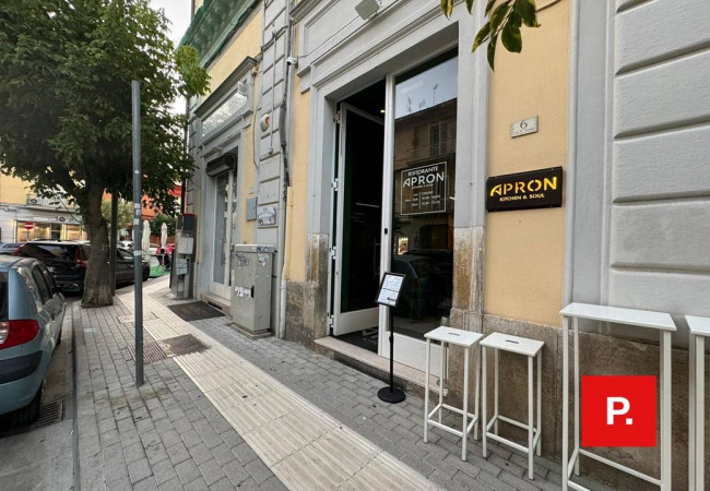 Locale commerciale in affitto a Caserta