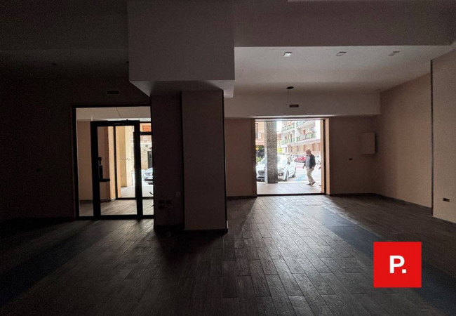 Locale commerciale in affitto a Caserta