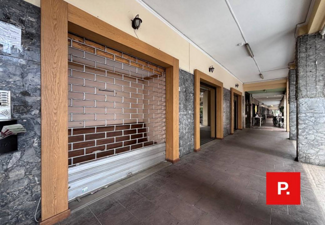 Locale commerciale in affitto a Caserta