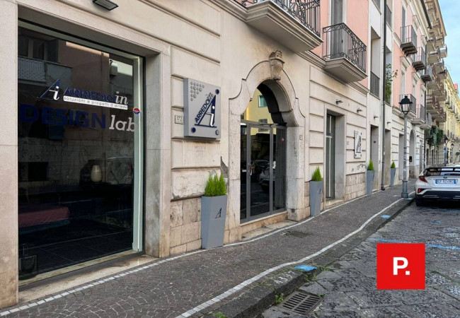 Locale commerciale in affitto a Caserta