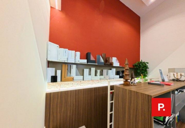 Locale commerciale in vendita a Caserta