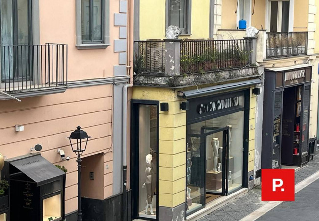 Locale commerciale in vendita a Caserta