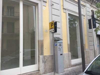 Locale commerciale in affitto a Caserta