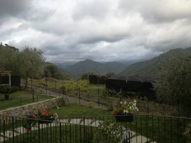 Casa indipendente in vendita a Dolceacqua (IM)