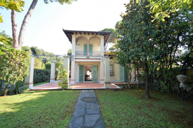 Villa in Vendita a Forte dei Marmi