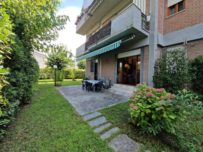 Appartamento in Affitto a Montignoso
