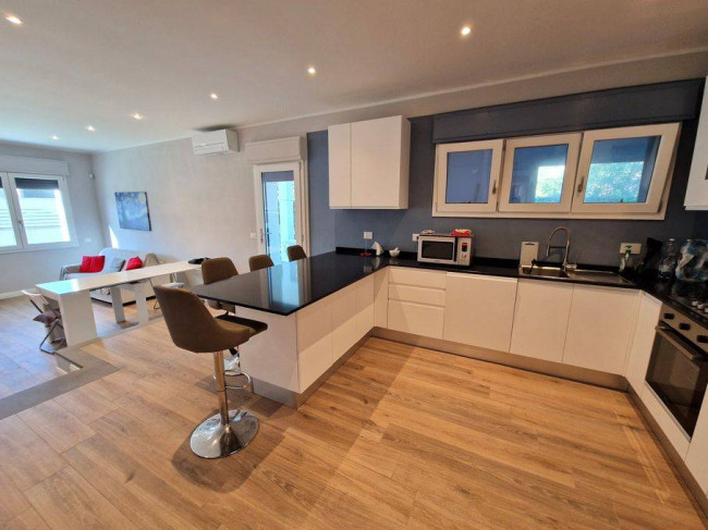 Appartamento in Affitto a Montignoso