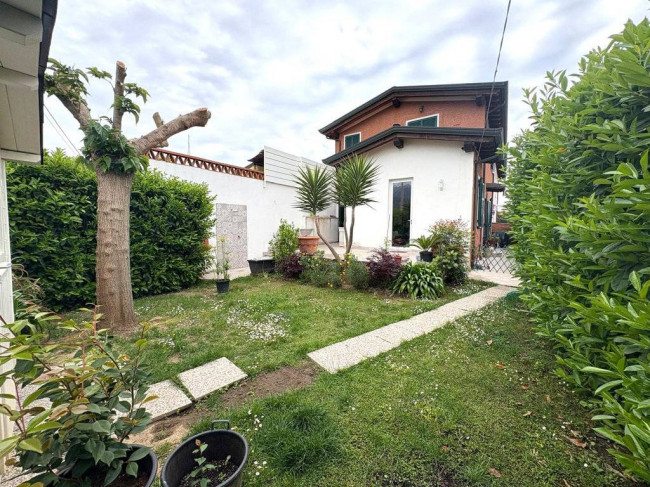 Casa semindipendente in Vendita a Montignoso