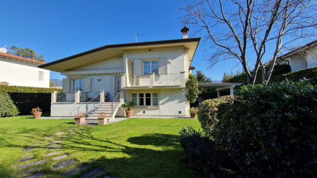 Villa Singola in Affitto a Forte dei Marmi