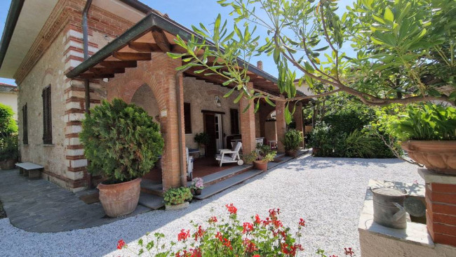 Villa Singola in Affitto a Forte dei Marmi