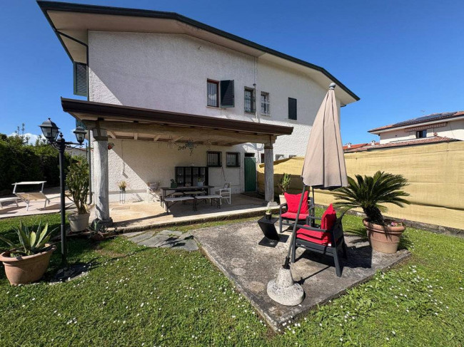 Casa semindipendente in Affitto a Montignoso