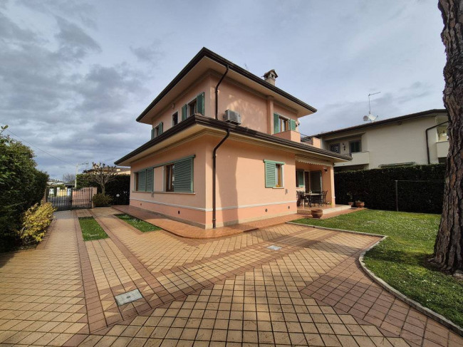 Villa Singola in Affitto a Forte dei Marmi