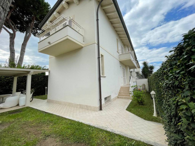Casa semindipendente in Vendita a Montignoso
