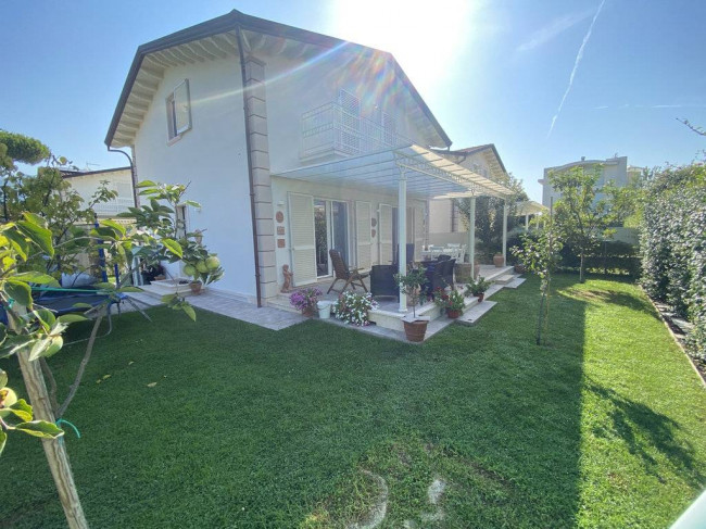 Villa Singola in Vendita a Montignoso