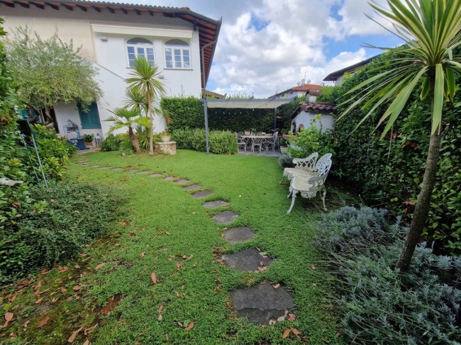 Casa semindipendente in Affitto a Montignoso