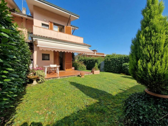 Casa semindipendente in Vendita a Montignoso